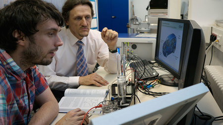 Prof. Dr. Thomas von Unwerth (r.) im Gespräch mit seinem Mitarbeiter Vladimir Buday.