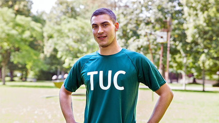 Männ trägt Sportshirt der TU Chemnitz
