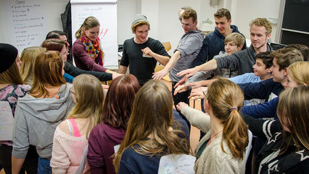 Bei einer Veranstaltung der Initiative „Rock Your Life“ kamen Studierende und Schüler in Kontakt.