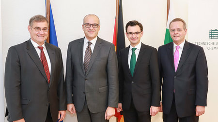 Gruppenfoto mehrerer Persönlichkeiten der TU Chemnitz