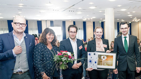 Gruppenfoto mehrerer Personen, unter ihnen TU-Rektor Gerd Strohmeier