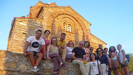 Eine Gruppe von Touristen posiert vor einer Kathedrale.