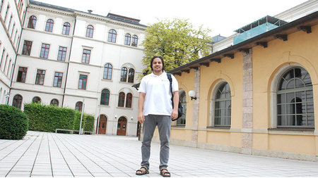 Ein Mann steht im Innenhof des Uni-Teils Straße der Nationen