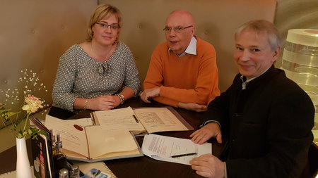 Stephan Luther (r.) bei der Übergabe des Nachlasses durch die Familie Schläfer.