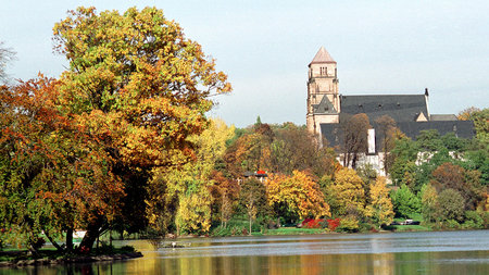 Der Chemnitzer Schlossteich im Herbst, dahinter die Chemnitzer Schlosskirche.
