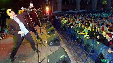Männer im Anzug halten ein Konzert vor Publikum