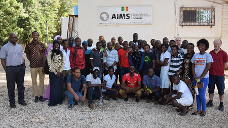 Gruppenfoto der Teilnehmer der Vorlesungsreihe vor dem Gebäude des AIMS Senegal.