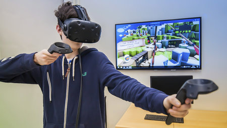 Ein Schüler trägt eine VR-Brille und testete ein Videospiel.