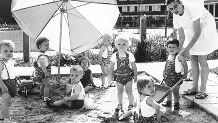 Kinder spielen im Sandkasten der Kindertagesstätte auf dem Campus der TU Chemnitz.