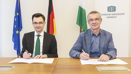 Prof. Gerd Strohmeier and Thomas Raschke sign an agreement
