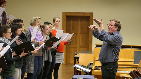 Chorleiter Prof. Conrad Seibt dirigiert seinen Chor