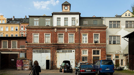 Bild eines alten, renovierungsbedürtigen Gebäudes