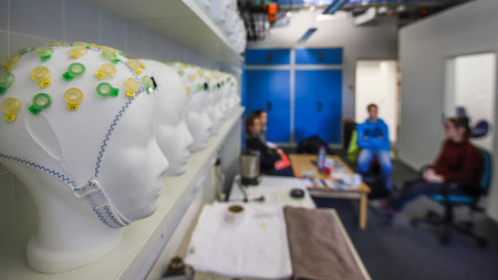 Bild aus einem Labor, in welchem künstliche Köpfe stehen, die Kappen mit Sensoren tragen