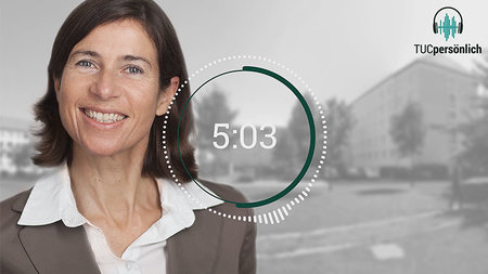 Junior-Professorin Birgit Glorius im Portrait vor dem Uni-Gebäude Thüringer Weg