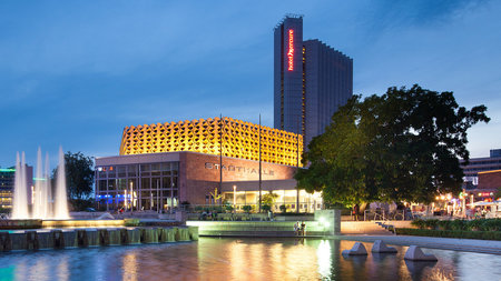 Stadthalle Chemnitz im Abendlicht.