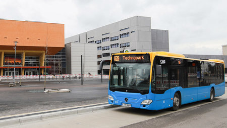 Ein Bus der Ringbuslinie 82 fährt über den Campusplatz.