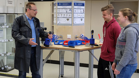 Dr. Wolf Georgi erklärt im neuen Labor zwei Studierenden diverse Fügeverfahren.