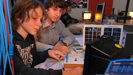 Zwei Schüler experimentieren im Physiklabor der TU Chemnitz.