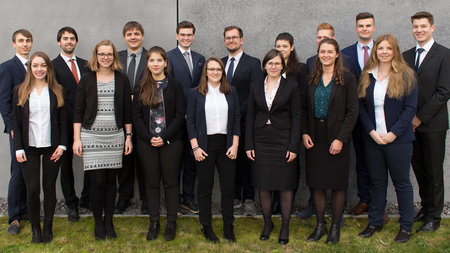 Die 15 Studierenden der Chemnitzer Delegation - darüber die Flagge der Demokratische Republik Kongo.