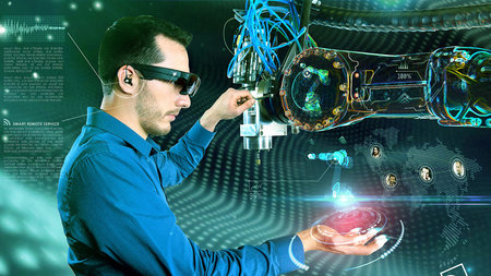 Mann trägt eine Augmented-Reality-Datenbrille, welche die Wartung eines Roboters unterstützt.