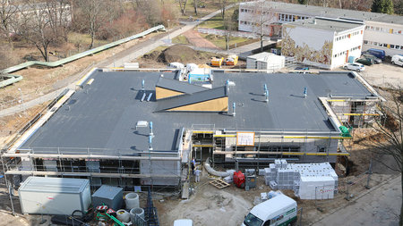 Blick auf die Baustelle der neuen Kita „Campulino“ auf dem Campus der TU Chemnitz.