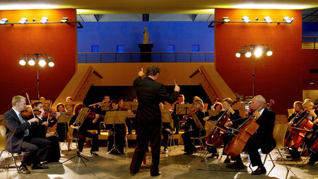 Das Collegium musicum spielt im Foyer des Hörsaalgebäudes. Leiter Michael Scheitzbach dirigiert..