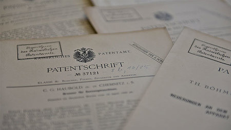 Alte Dokumente mit der Aufschrift "Patent".