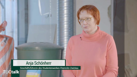 Anja Schönherr sitzt im Rohbau der neuen Kita "Campulino".