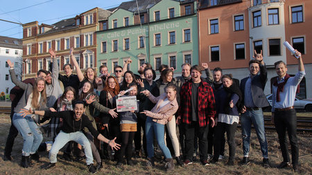 Gruppenbild mit etwa 25 Beteiligten des Filmprojektes "Saleh und Maja" 