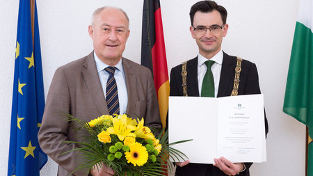 Prof. Dr. Gerd Strohmeier, Rektor der TU Chemnitz, überreicht Dankurkunde an Prof. Dr. Baumann