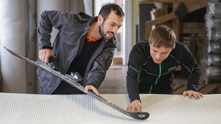 TU-Absolvent Jens Reindl und Felix Neubert begutachten die Oberfläche einer textilen Skipiste