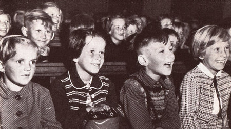 Lachende Kinder bei einer Vorstellung der Puppenbühne Karl-Marx-Stadt