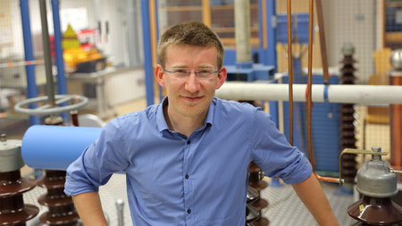 Dr. Jens Teuscher steht im Hochspannungslabor der Professur Energie- und Hochspannungstechnik