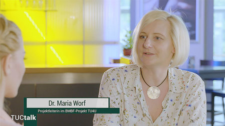 Blonde Frau mit Namenseinblenung: Dr. Maria Worf