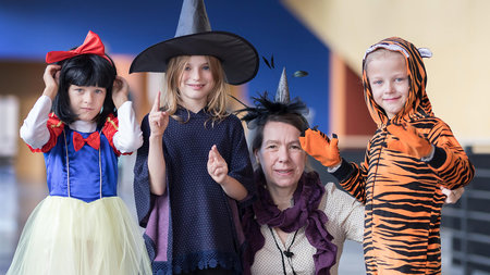 Prof. Dr. Cecile Sandten mit kostümierten jungen Besuchern der Kinder-Uni