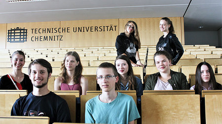 9 junge Menschen sitzen in einem Hörsaal der TU Chemnitz.