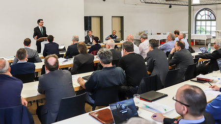 Rektor spricht vor einem Plenum im Alten Heizhaus der TU Chemnitz.