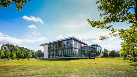 Projekthaus METEOR der TU Chemnitz im Sonnenlicht