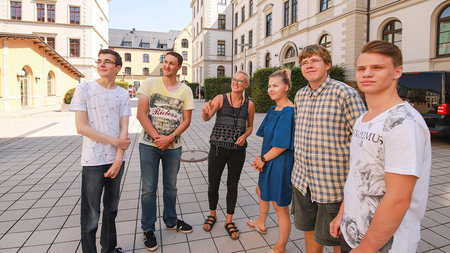 Miriam Fellechner zeigt den neuen Auszubildenden den Uni-Teil Straße der Nationen 62.