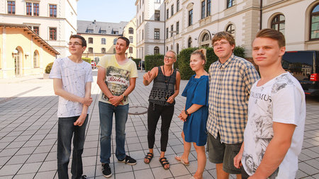 Miriam Fellechner zeigt den neuen Auszubildenden den Uni-Teil Straße der Nationen 62.