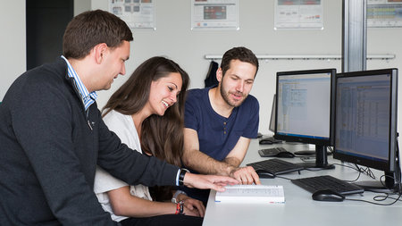 Studierende arbeiten am Computer