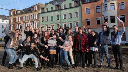 Gruppenbild mit etwa 25 Beteiligten des Filmprojektes "Saleh und Maja"