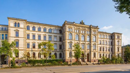 Hauptgebäude der TU Chemnitz an der Straße der Nationen.