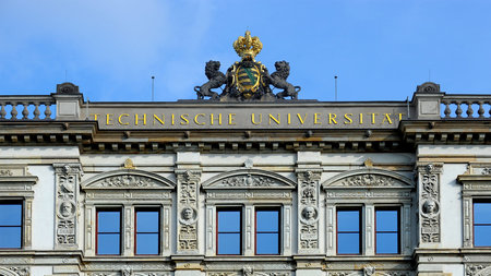Sächsisches Wappen auf dem Dach der TU Chemnitz.