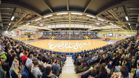 Blick in die Hartmannhalle mit Schriftzug Welcome auf dem Parkett