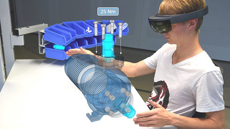 Junger Mann arbeitet mit VR-Brille an einer Produktgestaltung