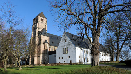 Kirche steht auf einem Hügel.