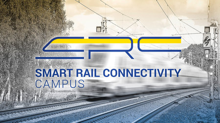 Logo des Smart Rail Connectivity Campus vor einem fahrenden Zug