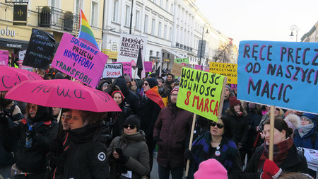 Demonstranten halten in einer Straße von Warschau Transparente