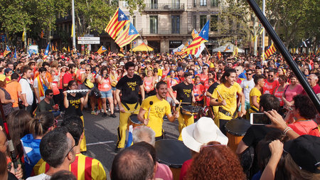 Menschen demonstrieren in Barcelona und trommeln.
